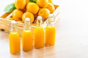 jus d'orange frais à boire dans un verre de bouteille photo