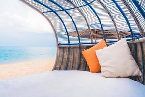 terrasse de luxe avec oreiller sur la plage et la mer photo