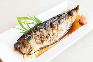 poisson saba grillé avec sauce sucrée noire photo