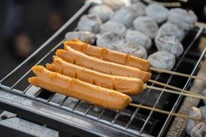 proche en haut de satay saucisses étant vendu à rue nourriture photo