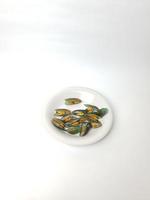 vert moule sur une assiette sur une blanc arrière-plan, Frais Nouveau zélande moule ou perna canalicule sur une blanc Contexte. isolé vert moules. photo