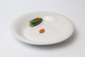 vert moule sur une assiette sur une blanc arrière-plan, Frais Nouveau zélande moule ou perna canalicule sur une blanc Contexte. isolé vert moules. photo