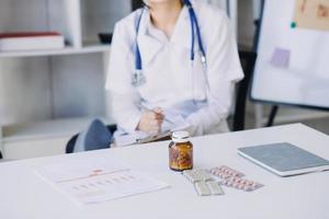 docteur en médecine travaillant avec des icônes d'interface médicale numérique sur le fond de l'hôpital, la technologie médicale et le concept de réseau. photo