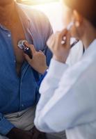 docteur en médecine travaillant avec des icônes d'interface médicale numérique sur le fond de l'hôpital, la technologie médicale et le concept de réseau. photo