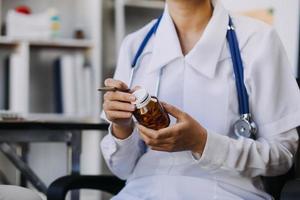 docteur en médecine travaillant avec des icônes d'interface médicale numérique sur le fond de l'hôpital, la technologie médicale et le concept de réseau. photo