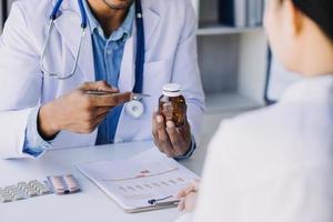 docteur en médecine travaillant avec des icônes d'interface médicale numérique sur le fond de l'hôpital, la technologie médicale et le concept de réseau. photo