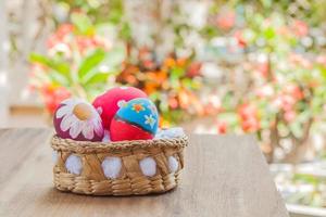 Pâques Oeuf dans panier sur bois photo