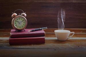 encore la vie alarme l'horloge sur vieux livre photo