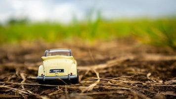 Sud Minhasa, Indonésie février 2023, jouet voiture sur vert herbe photo