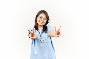 montrant paix signe de asiatique Jeune médecin isolé sur blanc Contexte photo