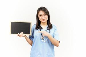 montrant, en présentant et en portant Vide tableau noir de asiatique Jeune médecin isolé sur blanc Contexte photo