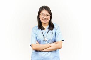 souriant et pliant bras de asiatique Jeune médecin isolé sur blanc Contexte photo