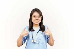 montrant les pouces en haut de asiatique Jeune médecin isolé sur blanc Contexte photo