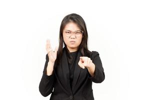 en colère et montrer du doigt à caméra de magnifique asiatique femme portant noir blazer isolé sur blanc photo