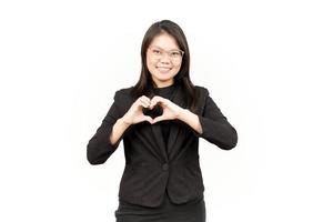 montrant l'amour signe de magnifique asiatique femme portant noir blazer isolé sur blanc Contexte photo