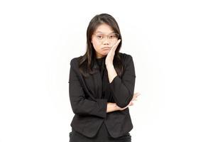 ennuyeuse geste de magnifique asiatique femme portant noir blazer isolé sur blanc Contexte photo