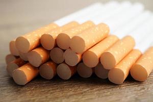 cigarette, tabac à rouler en papier avec tube filtrant, concept non fumeur. photo