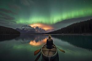 voyageur femme séance sur canoë avec aurore borealis plus de esprit île dans maligne Lac à jaspe nationale parc, alberta, Canada photo