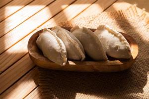 cirer avec poulet remplissage dans une en bois bol. cirer est une traditionnel Ouest Javanais nourriture fabriqué de Tapioca farine photo