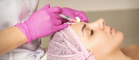 femme recevoir injection de botox photo