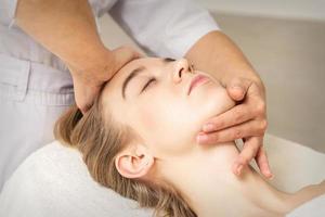 femme recevoir tête et menton massage photo