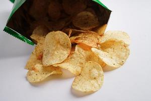 croustilles dans un sac ouvert, délicieux assaisonnement pour barbecue épicé pour les frites, collation frite en tranches fines restauration rapide dans un sac ouvert. photo