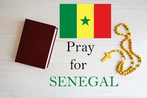 prier pour Sénégal. chapelet et saint Bible Contexte. photo