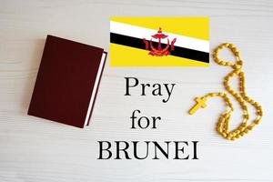 prier pour brunei. chapelet et saint Bible Contexte. photo