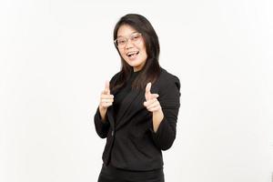 sourire et montrer du doigt à caméra de magnifique asiatique femme portant noir blazer isolé sur blanc photo
