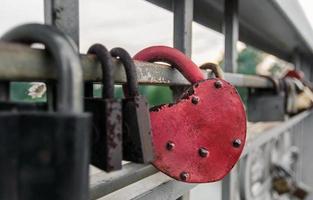 vieux cadenas rouge photo