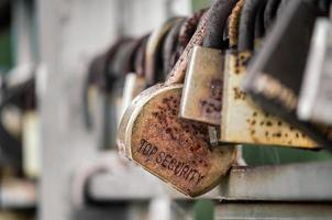 vieux cadenas sur clôture photo