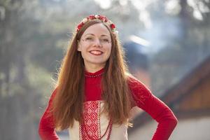 .russe fille dans nationale vêtements. biélorusse femme dans une couronne avec une sourire. ukrainien beauté dans ethnique costume. photo