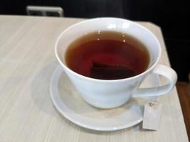 proche en haut une tasse chaud thé avec Frais sucre. le photo est adapté à utilisation pour Frais boisson Contexte et contenu médias.