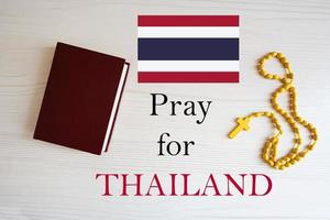 prier pour Thaïlande. chapelet et saint Bible Contexte. photo