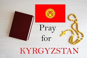 prier pour Kirghizistan. chapelet et saint Bible Contexte. photo