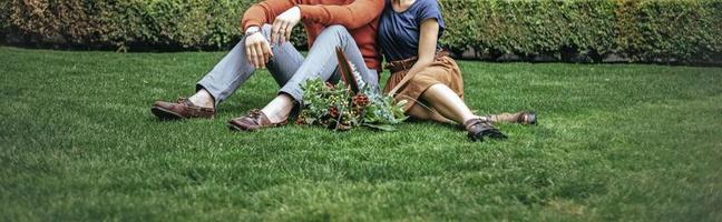 couple sur l'herbe avec des fleurs