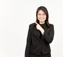 montrant produit et montrer du doigt côté de magnifique asiatique femme portant noir blazer isolé sur blanc photo