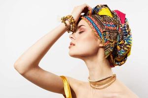 jolie femme multicolore turban mode l'ethnie photo