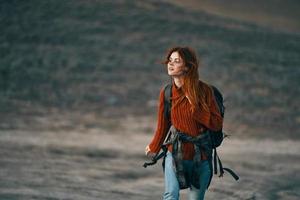 femme promeneur avec sac à dos Voyage montagnes Frais air paysage photo