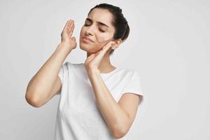 brunette pièce sur le visage douleur la dépression lumière Contexte photo