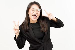 content et montrant paix signe de magnifique asiatique femme portant noir blazer isolé sur blanc photo