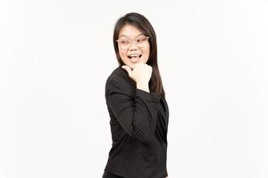 en présentant et montrer du doigt côté produit en utilisant pouce de magnifique asiatique femme portant noir blazer photo