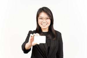 en portant Vide banque carte ou crédit carte de magnifique asiatique femme portant noir blazer photo