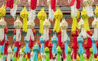 coloré pendaison lanternes éclairage dans loy Krathong Festival à nord de Thaïlande photo