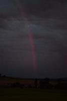 arc en ciel dans dernier lumière de journée photo