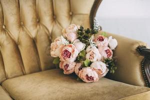 pivoines sur une chaise photo