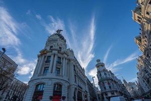 métropolitain bâtiment avec génial architecture situé à le entrée de Madrid gran via photo