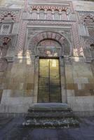 le mosquée lequel a été construit lorsque le ville de Cordoue situé dans le andalousie Région a été en dessous de le règle de les musulmans est utilisé comme une mezquita et une église aujourd'hui. photo