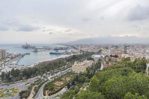 malaga est une Port et bord de mer ville situé sur le Soleil plage sur le méditerranéen côte dans le est de le ibérique péninsule. photo