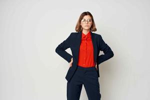 affaires femme dans une costume portant des lunettes travail directeur les documents officiel photo